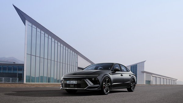 Глянцевая декоративная решётка радиатора.